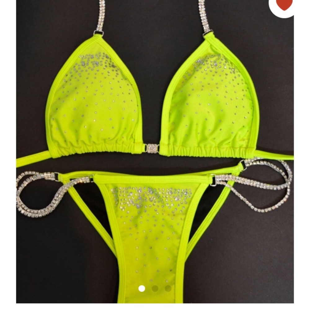 Modeling competition bikini